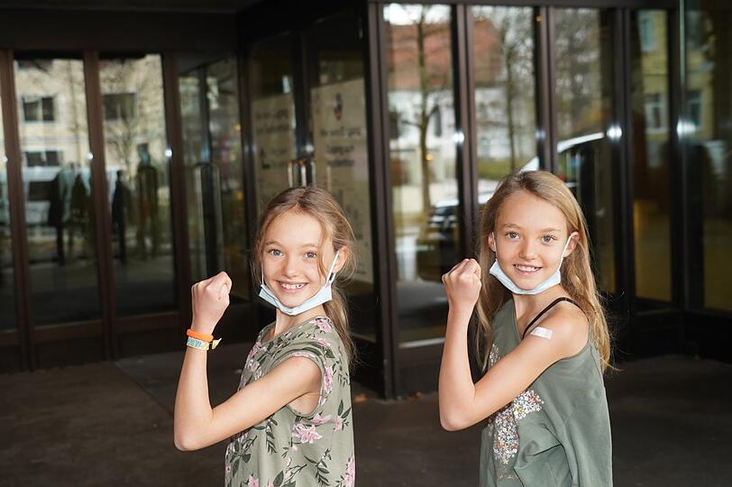 Die Zwillinge Johanna und Luisa (10) haben es schon hinter sich: Sie sind am Donnerstag im Gasteig gegen Corona geimpft worden.