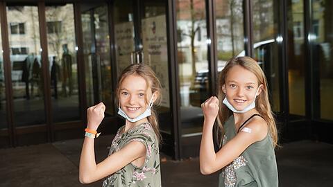 Die Zwillinge Johanna und Luisa (10) haben es schon hinter sich: Sie sind am Donnerstag im Gasteig gegen Corona geimpft worden.