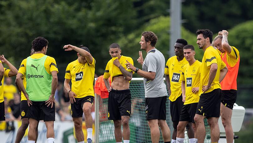 Öffentliches Training von Borussia Dortmund auf dem vereinseigenen Trainingsgelände. Trainer Edin Terzic (M) leitet das Training.
