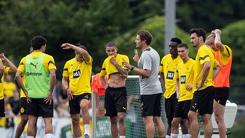 Öffentliches Training von Borussia Dortmund auf dem vereinseigenen Trainingsgelände. Trainer Edin Terzic (M) leitet das Training.