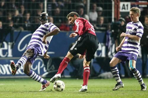 Totalausfall in Osnabrück : Angelos Charisteas (Mitte) im Duell gegen Darlington Omodiagbe (l.) und Marcel Schuon.