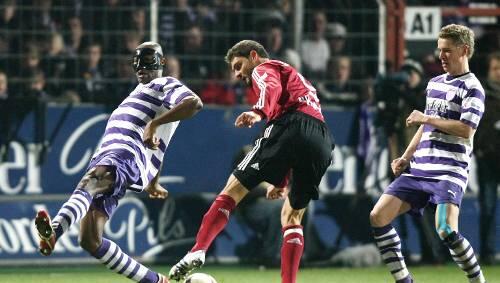 Totalausfall in Osnabrück : Angelos Charisteas (Mitte) im Duell gegen Darlington Omodiagbe (l.) und Marcel Schuon. Totalausfall in Osnabrück : Angelos Charisteas (Mitte) im Duell gegen Darlington Omodiagbe (l.) und Marcel Schuon.