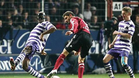 Totalausfall in Osnabrück : Angelos Charisteas (Mitte) im Duell gegen Darlington Omodiagbe (l.) und Marcel Schuon.