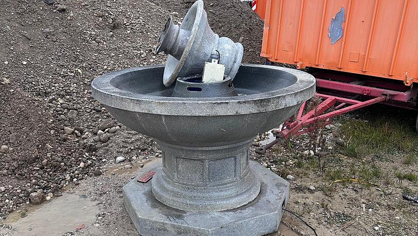 Der wiederentdeckte Wiesn-Brunnen in seinem zwischenzeitlichen Zuhause. Der wiederentdeckte Wiesn-Brunnen in seinem zwischenzeitlichen Zuhause.