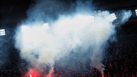 Wegen des Z&uuml;ndelns von Pyrotechnik durch Fans wurde Eintracht Frankfurt nun bestraft. (Archivbild)