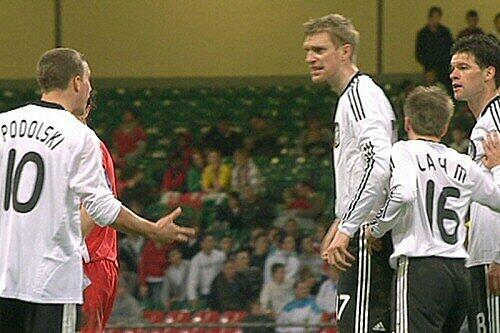 Nach der Watschn: Mertesacker und Lahm drängen sich zwischen Podolski (l.) und Ballack