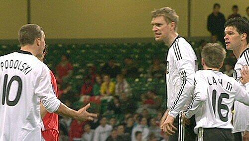 Nach der Watschn: Mertesacker und Lahm drängen sich zwischen Podolski (l.) und Ballack Nach der Watschn: Mertesacker und Lahm drängen sich zwischen Podolski (l.) und Ballack