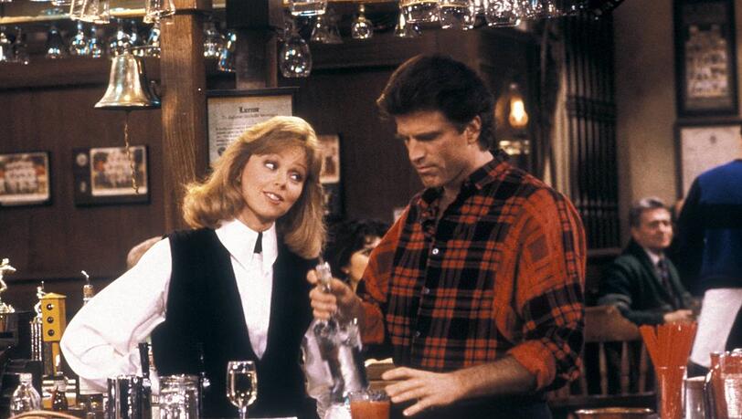 Sie schrieben Fernsehgeschichte mit "Cheers": Ted Danson und seine Kollegin Shelley Long an der berühmten Bar der Serie. Sie schrieben Fernsehgeschichte mit "Cheers": Ted Danson und seine Kollegin Shelley Long an der berühmten Bar der Serie.