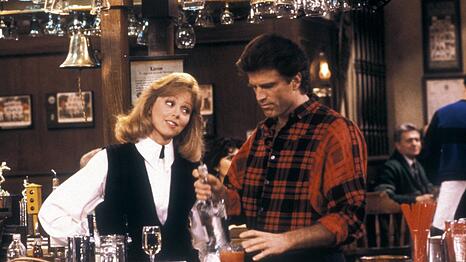 Sie schrieben Fernsehgeschichte mit "Cheers": Ted Danson und seine Kollegin Shelley Long an der ber&uuml;hmten Bar der Serie.