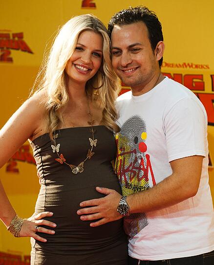 Susan Sideropoulos ist schwanger wie Panda: Auf dem roten Teppich in Berlin präsentiert die Schauspielerin ihren Baby-Bauch. Hape Kerkeling und Jack Black liefern sich einen Kampf für die Fotografen. Die Bilder von der Filpremiere für den Animationsfilm "Kung Fu Panda 2".