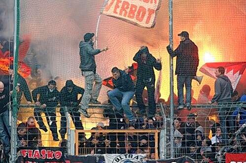 Der Münchner Polizeipräsident kündigt ein konsequentes Vorgehen gegen Gewalt in den Stadien an. (SYMBOLBILD)
