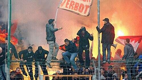 Der Münchner Polizeipräsident kündigt ein konsequentes Vorgehen gegen Gewalt in den Stadien an. (SYMBOLBILD) Der Münchner Polizeipräsident kündigt ein konsequentes Vorgehen gegen Gewalt in den Stadien an. (SYMBOLBILD)