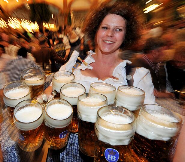 Selten voll: Nicht einmal jeder fünfte Maßkrug wird auf der Wiesn korrekt eingeschenkt.