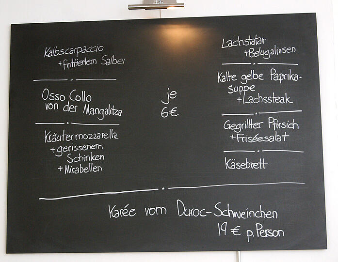 Auf der Tafel stehen unverschnörkelt die kleinen Gerichte und die Hauptspeise des Tages angeschrieben.