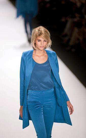 Model Luisa Hartema auf dem Laufsteg von Riani