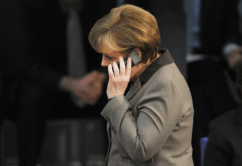 4.6.2014: Skandal! Der US-Geheimdienst NSA soll auch das Handy der Bundeskanzlerin abgehört haben. Die Bundesanwaltschaft leitet ein Ermittlungsverfahren ein.