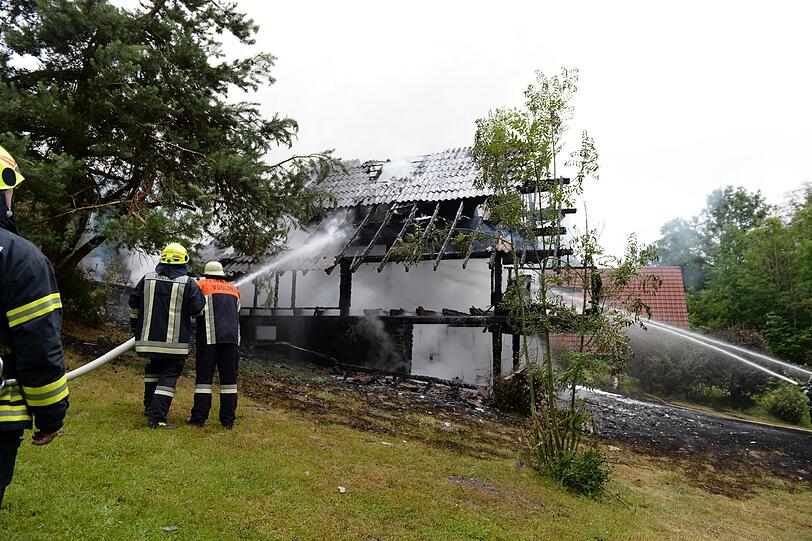 Rund 60 Feuerwehrleute waren bei dem Brand im Einsatz.