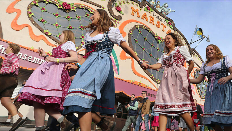 Im Dirndl auf dem Weg in die Festzelte.