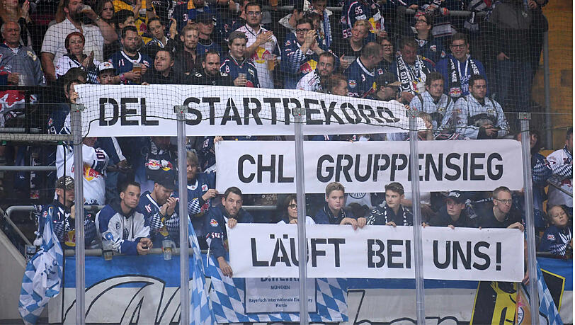 "DEL-Startrekord, CHL-Gruppensieg – es läuft bei uns", steht auf dem Plakat der Fans des EHC München. "DEL-Startrekord, CHL-Gruppensieg – es läuft bei uns", steht auf dem Plakat der Fans des EHC München.