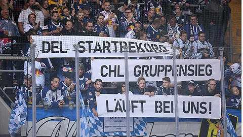 "DEL-Startrekord, CHL-Gruppensieg &ndash; es läuft bei uns", steht auf dem Plakat der Fans des EHC München.