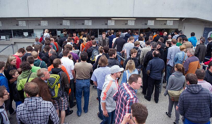 Champions League Finale 2013: Die Fans stürmen den Vorverkauf zum Public Viewing. Die Bilder vom Vorverkaufstart für die Allianz Arena