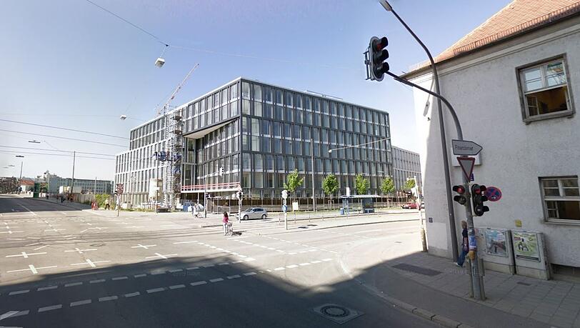 An der Kreuzung der Wredestraße und der Arnulfstraße hat sich der Unfall ereignet. An der Kreuzung der Wredestraße und der Arnulfstraße hat sich der Unfall ereignet.