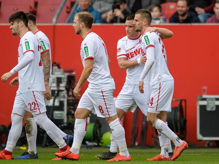 Christian Clemens (2. v. r.) jubelt mit Torschütze Dominick Drexler (r) über den Treffer zum 2:0.