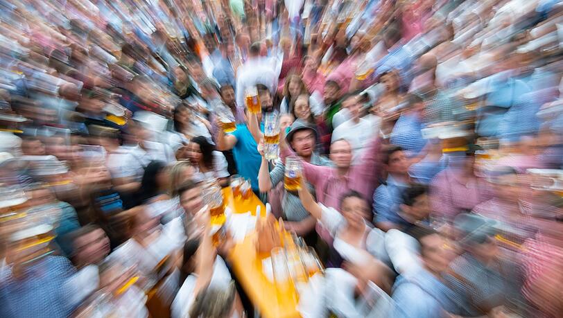 Wiesnbesucher feiern in einem Festzelt.