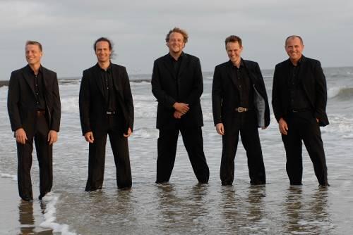 Wer, wie die Wise Guys, viel Geld mit A-capella verdient, kann sich schon mal mit dem guten Anzug ins Meer stellen.