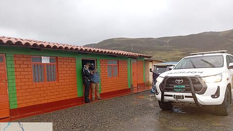 Laut lokalen Medienberichten hatte sich der junge Mann w&auml;hrend eines pl&ouml;tzlichen Unwetters in ein Zelt zur&uuml;ckgezogen und wurde dabei offenbar von einem Blitz getroffen.