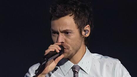 Harry Styles, hier bei den Brit Awards 2026, hat mit einer besonderen Geste seinen verstorbenen Bandkollegen Liam Payne geehrt.