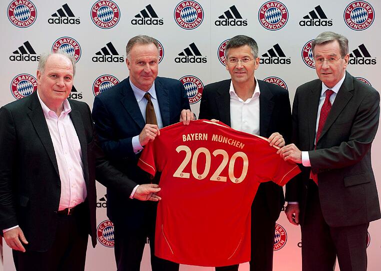 Goldenen Zeiten brechen beim FC Bayern an: Das neue Heimtrikot des Rekordmeisters kommt in rot und gold daher. Die Bilder der Präsentation aus der Allianz Arena