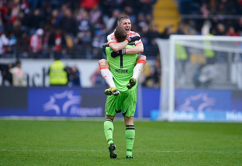 Die Helden des Samstags: Torschütze Bastian Schweinsteiger und Torhüter Manuel Neuer feiern das 1:0 in Frankfurt und den 23. Meistertitel.
