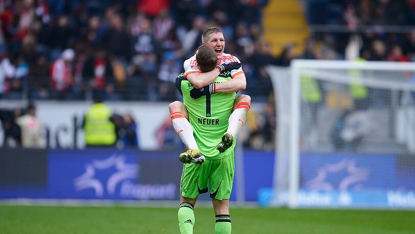 Die Helden des Samstags: Torschütze Bastian Schweinsteiger und Torhüter Manuel Neuer feiern das 1:0 in Frankfurt und den 23. Meistertitel. Die Helden des Samstags: Torschütze Bastian Schweinsteiger und Torhüter Manuel Neuer feiern das 1:0 in Frankfurt und den 23. Meistertitel.