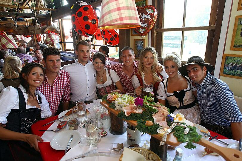 BAYERN-WIESN: Nach dem Spiel gegen Hoffenheim lassen's sich die Bayern-Stars im Käferzelt gut gehen. Mario Gomez mit Lisa, Manuel Neuer mit Freundin Katrin, Bastian Schweinsteiger und Sarah Brandner und Philipp Lahm mit seiner Claudia.