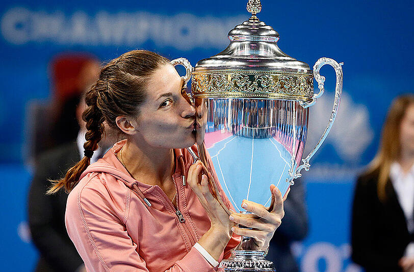 Sieg in Sofia: Andrea Petkovic mit der Trophäe.