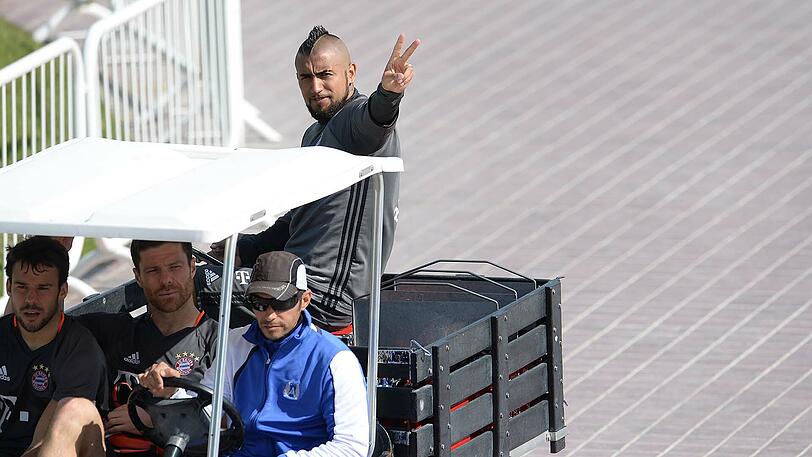 Nach dem Training geht es wieder zurück ins Luxus-Hotel. Arturo Vidal wählt dabei die bequeme Möglichkeit und grüßt die Fans von hoch oben.