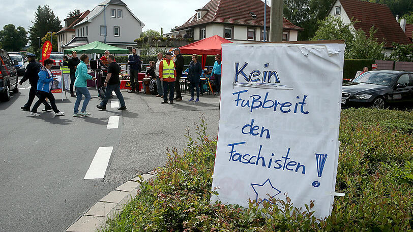 "Rock gegen Überfremdung": Die Bilder vom Neonazi-Konzert und dem Gegenprotest.