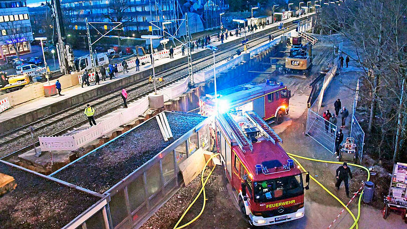 Nach Angaben des Landratsamtes war bei Bauarbeiten die Hauptwasserleitung im Ort beschädigt worden. Mehrere Keller und Tiefgaragen liefen voll, auch die Unterführung am S-Bahnhof war betroffen.