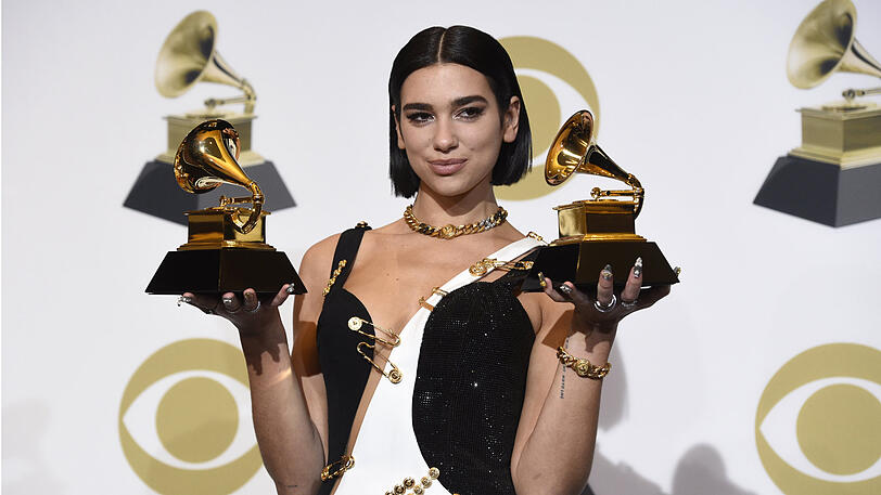 ...und präsentierte später ihre Grammys.