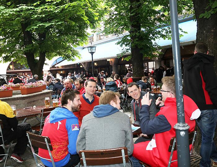 Fans lassen es beim Champions-League-Finale des FC Bayern gegen Dortmund rund um den Marienplatz krachen. Die Bilder