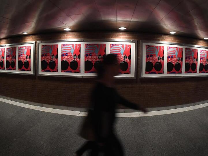 Plakate hängen an einer Wand in einem Untergeschoß am Gasteig während des Filmfest München. Foto: Felix Hörhager