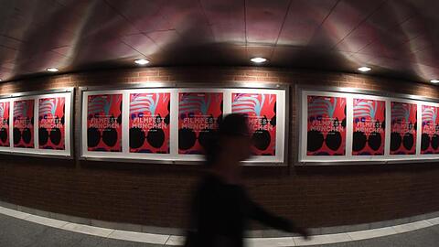 Plakate hängen an einer Wand in einem Untergeschoß am Gasteig während des Filmfest München. Foto: Felix Hörhager
