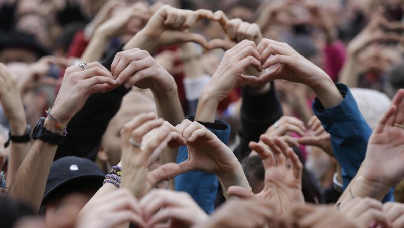 Demonstranten formen Herzen mit ihren Händen während eines Protests gegen Rassismus in Mailand. Demonstranten formen Herzen mit ihren Händen während eines Protests gegen Rassismus in Mailand.