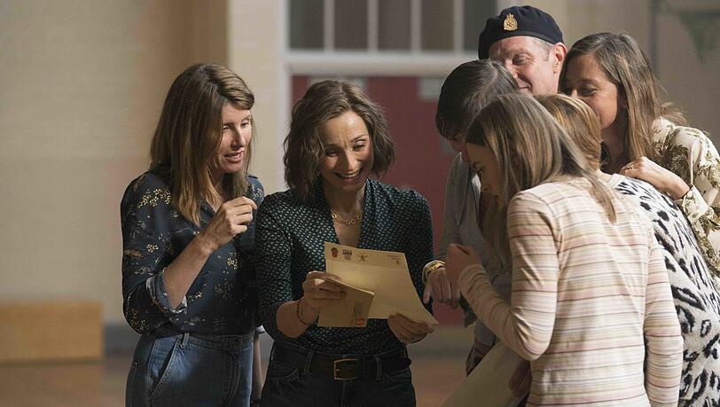 Der Brief, der alles verändert: Lisa (Sharon Horgan), Kate (Kristin Scott Thomas) und die Chormitglieder. Der Brief, der alles verändert: Lisa (Sharon Horgan), Kate (Kristin Scott Thomas) und die Chormitglieder.