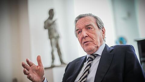 Ex-Kanzler Gerhard Schröder (SPD) hat sich wegen einer Burnout-Diagnose in klinische Behandlung begeben.