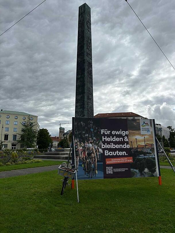 Der Obelsik erinnert eigentlich an die bayerischen Gefallenen in einem Russlandfeldzug. Davor steht jetzt ein Pro-Olympia-Plakat – und das ist womöglich auch noch zu groß.