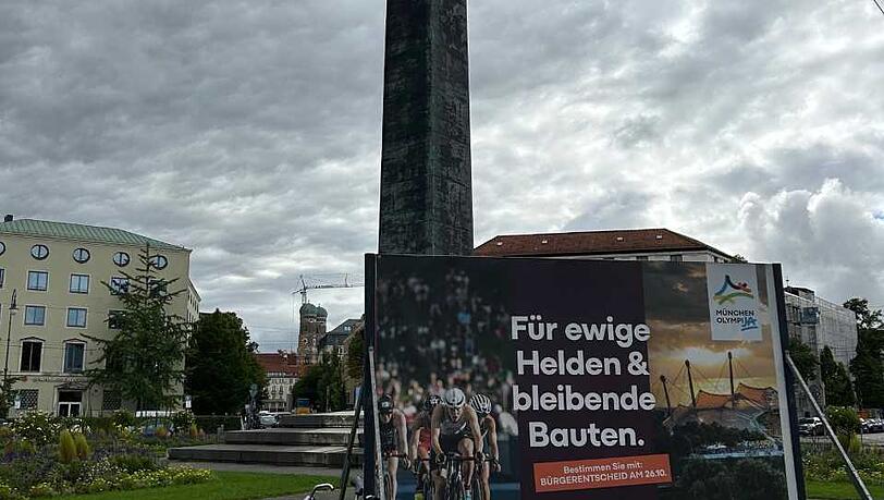 Der Obelsik erinnert eigentlich an die bayerischen Gefallenen in einem Russlandfeldzug. Davor steht jetzt ein Pro-Olympia-Plakat – und das ist womöglich auch noch zu groß.