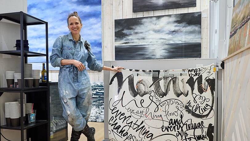 Die Hamburger Künstlerin Jeannine Platz liebt Malen und Schreiben. Beides zeichnet ihre Werke aus. Die Hamburger Künstlerin Jeannine Platz liebt Malen und Schreiben. Beides zeichnet ihre Werke aus.