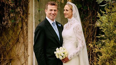 Peter Phillips und Harriet Sperling verliebt vor der Kirche. Peter Phillips und Harriet Sperling verliebt vor der Kirche.